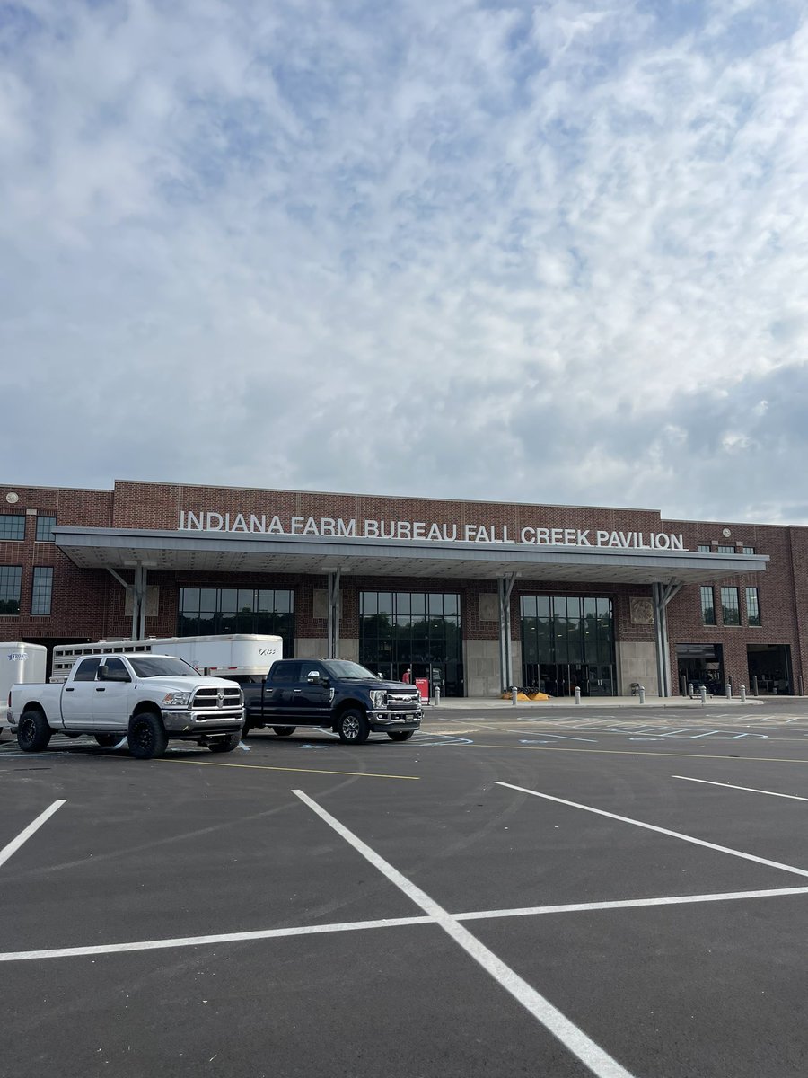 little_nobes's tweet photo. Indianapolis’ new indoor track facility❗️

-Massive fans running constantly
- connecting buildings for athlete area
- seats 4000
-200 acres of secured fenced in property for athletes to warm up
- World class track in the center of the US.
@usatf let’s host indoors here! https://t.co/PcQulNRpaD
