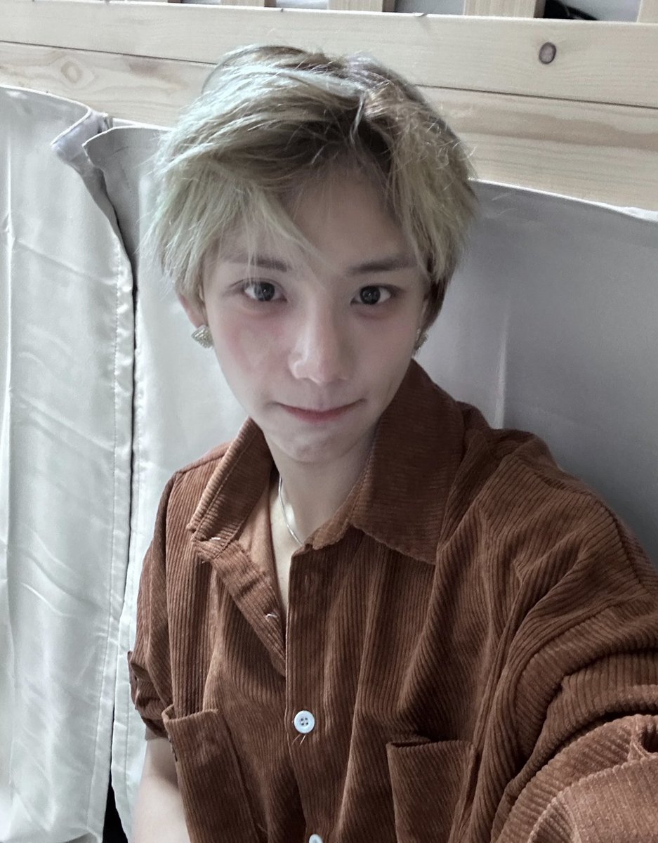 XODIAC_MEMBERS's tweet photo. [#씽] 

오늘은 그냥 집에서 나만 보고 있어 나가지 마세요💙❤️

#XODIAC #소디엑 #SING #씽 https://t.co/bSBWg2wmtA