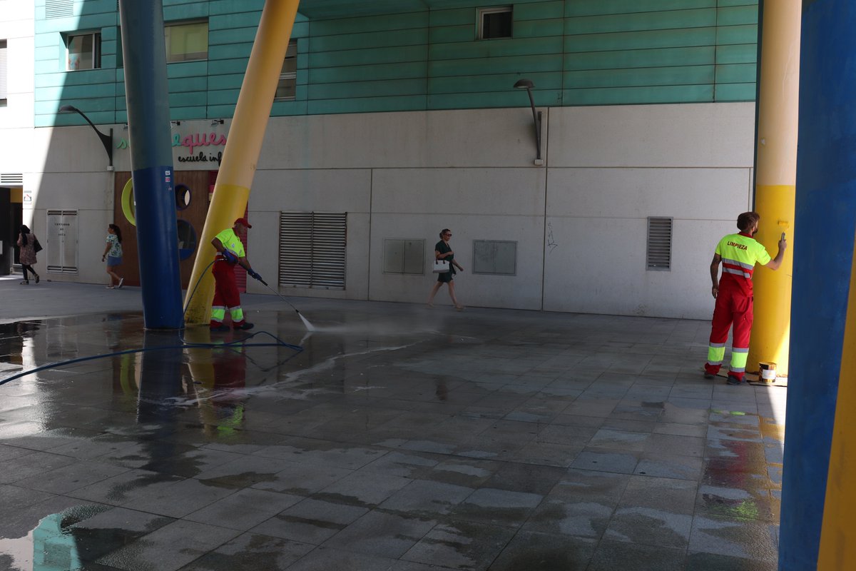 _manubautis's tweet photo. 🍃 Esta mañana he podido comprobar las labores de limpieza y jardinería que se están llevando a cabo en el barrio de Móstoles Sur. 

Para el Gobierno Municipal es muy importante el bienestar de todos nuestros vecinos, por eso implementaremos, de forma paulatina, estas actuaciones tan necesarias en todos los barrios de nuestro municipio.
