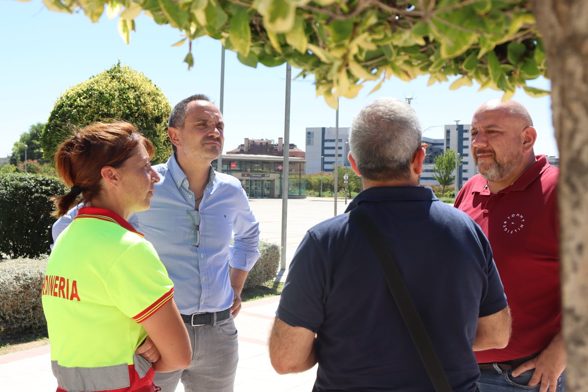 _manubautis's tweet photo. 🍃 Esta mañana he podido comprobar las labores de limpieza y jardinería que se están llevando a cabo en el barrio de Móstoles Sur. 

Para el Gobierno Municipal es muy importante el bienestar de todos nuestros vecinos, por eso implementaremos, de forma paulatina, estas actuaciones tan necesarias en todos los barrios de nuestro municipio.