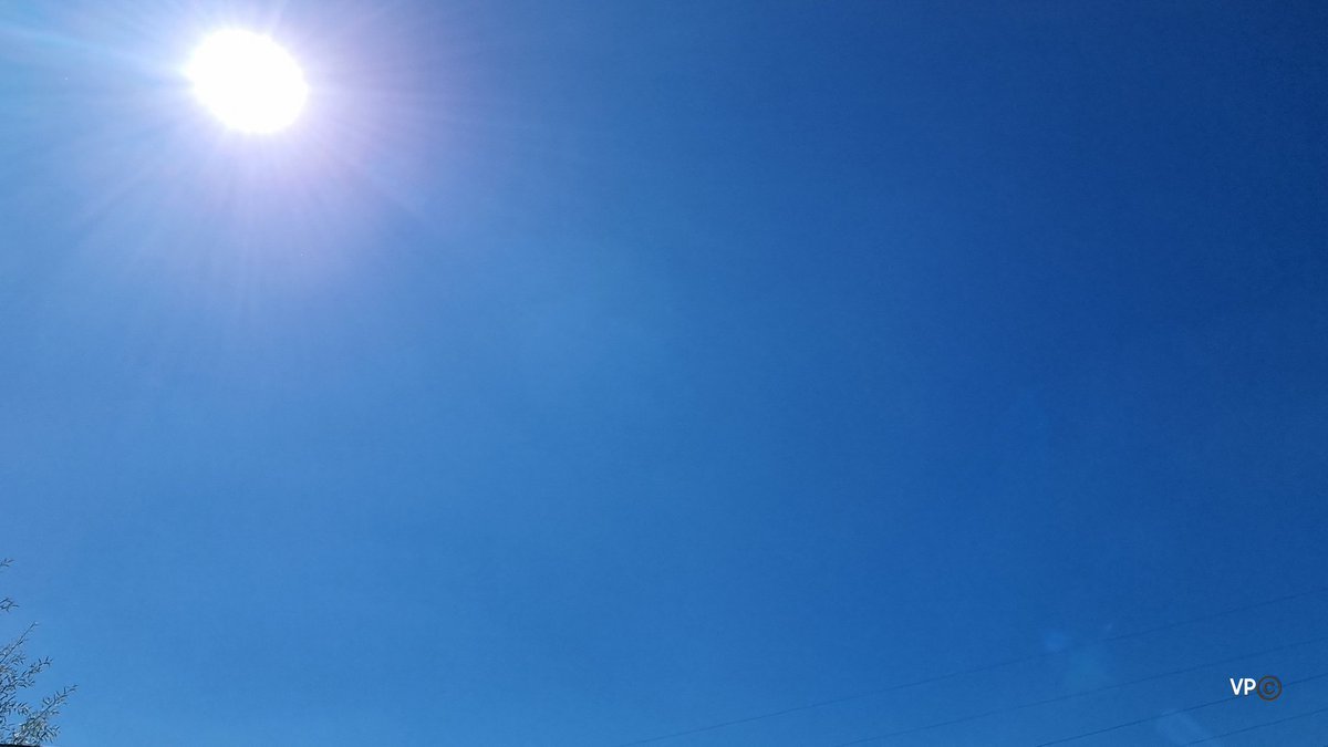 Divine_Witch_V's tweet photo. Dus ik maakte net deze foto om de zon en de maan samen op de foto te krijgen..  bij het inzoomen.. he.. daar is die weer.. een zilveren bol.. op meerdere foto's waarneembaar.. wat zou het toch zijn? #ufo #zoomin 👁✨️ https://t.co/ilui8TkKng
