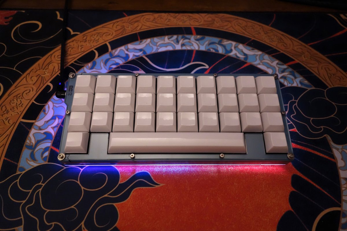 KAM Blanks、Reviung33に付けてみた。
R33、透明アクリルの化粧プレート付いてるから、テカテカ具合は統一感あって良いかも。
#自作キーボード