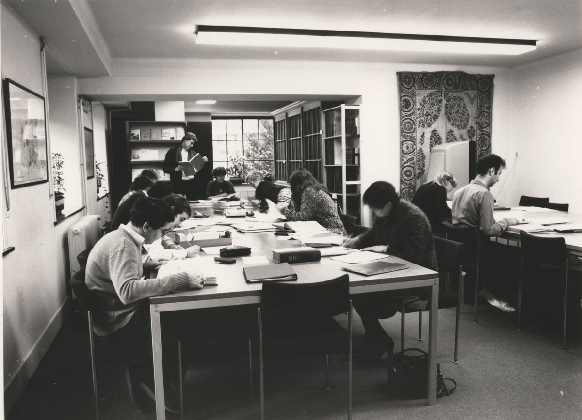 Wist je dat 10 augustus de feestdag is van St. Laurentius? Hij is de beschermheilige van o.a. archivarissen. Daarom een shout-out naar al onze archiefcollega's! Fijne #Laurentiusdag 🎉 Op deze foto uit 1982 onze studiezaal in destijds nog het Paleis-Raadhuis. [foto Jan Brieffies]