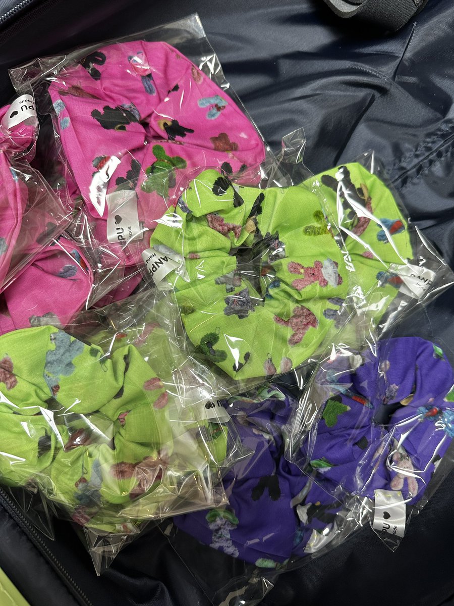 넘 설레는 첫 마켓 🐰
날씨가 넘 아쉽지만 장소와 이벤트를 제안해 주신 <a href="/NFT_uRock/">⛰ uRock_official</a> 의 수장 미로님 감사해요 🥹

이번 단뿌토끼 마켓에서는 ❣️“한정판” 스크런치를 만날 수 있어요! ❣️

(만들기 힘들어서 당분간 추가 제작 계획 없어요..)🎀
열심히 한마리씩 또 만들겠습니당 🫡