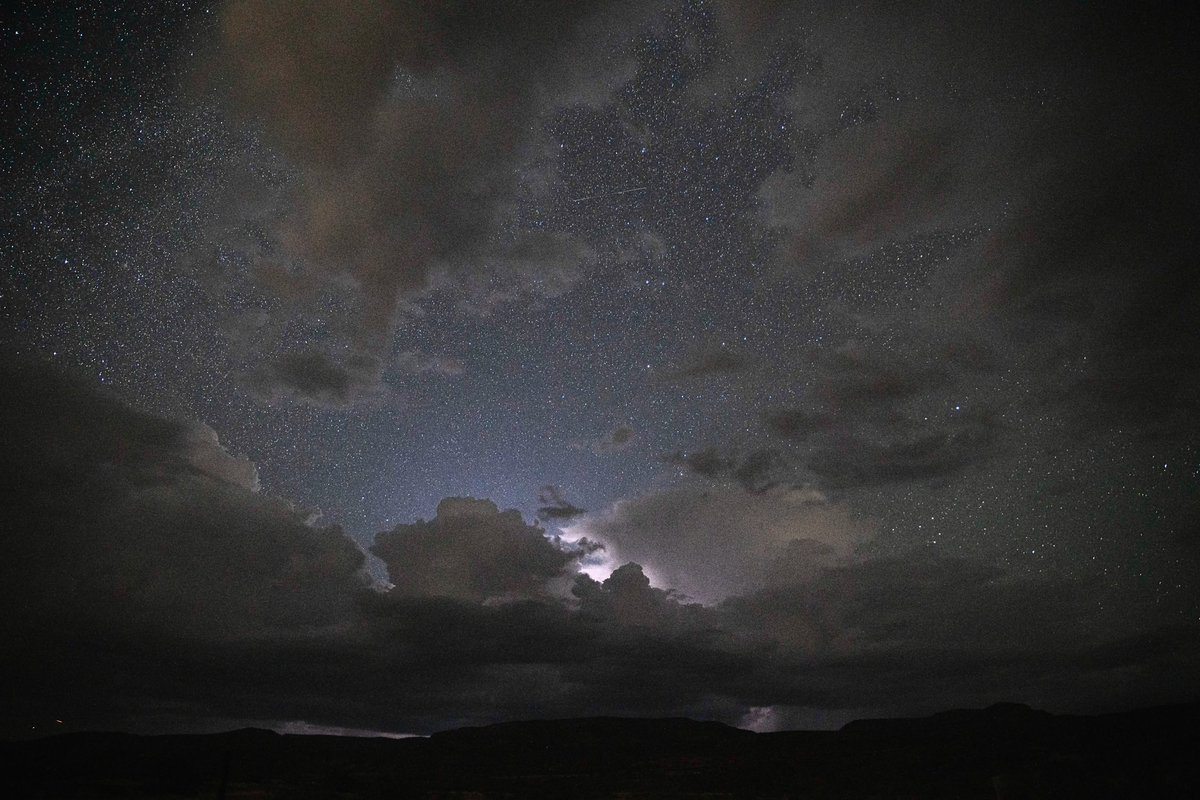 GarbePreston's tweet photo. Summertime in Arizona = stars and storms ✨⚡️✨. 8/8/23 location between 55-75 miles north of Phoenix, AZ.
#monsoon23 #AZwx #Stars #persides #meteor #space #astronomy #meteorology #galaxy #clouds #lightning #StormHour #Arizona #storm https://t.co/I3ltsE970C
