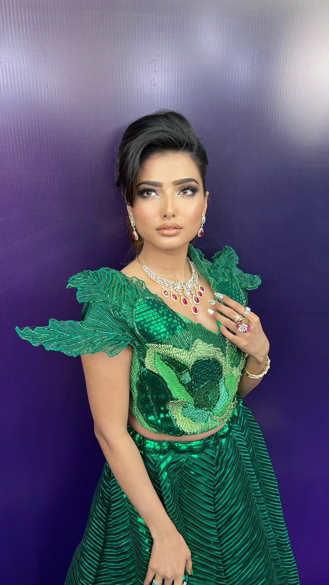 OjasRajani's tweet photo. She looked ethereal and elegant, while radiating in green's embrace.

Makeup &amp; Hair: @ojasrajani

#ojasrajani #ojasrajaniacademy #masterclass #makeupmasterclass #wakeupnmakeup #makeup #makeupartist #hairstylist #makeupnhair #makeupartistnhairstylist #hairnmakeup #makeupmodel https://t.co/CsCtvAuAvF