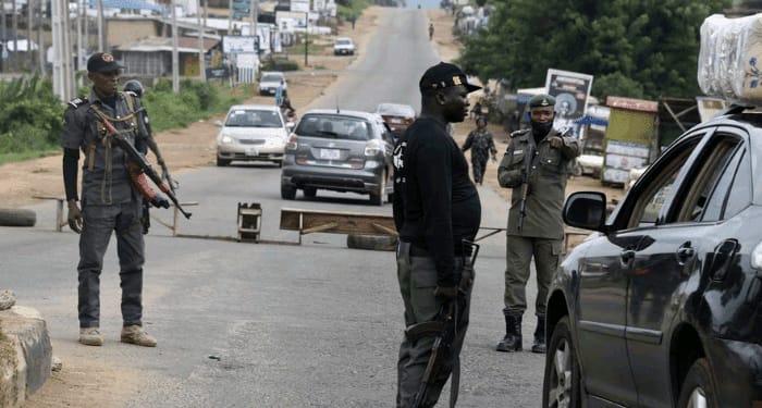 Regency_NG's tweet photo. How IGP Squad Arrested Police, Immigration Officers On Illegal Checkpoint | Regency Reporters ®
Read Story In Picture ALT
#RegencyReportersNews https://t.co/djipQelTTz