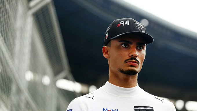 Moins1an's tweet photo. 🔵 Pascal Wehrlein furieux contre Nyck de Vries après leur accrochage lors de la finale de l'#ABBFormulaE :

📻 "Juste des idiots ici. J'espère qu'il n'arrivera pas en #F1... P***** d'idiot !" 😬

#SeoulEPrix 🇰🇷

[C'était il y a 1 an] https://t.co/V4ICQXDGz5