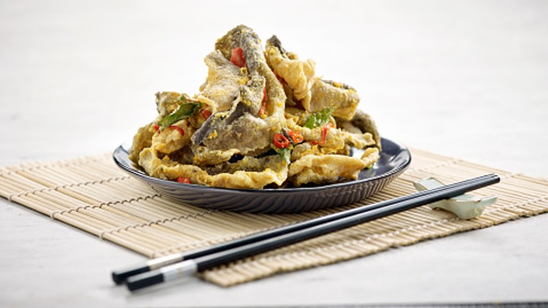FoodNavAsia's tweet image. Flavour forward: Food Onwards looks to revamp fish skin snack category with localisation and new frying tech #fishskin #snacking buff.ly/3QEcTRv