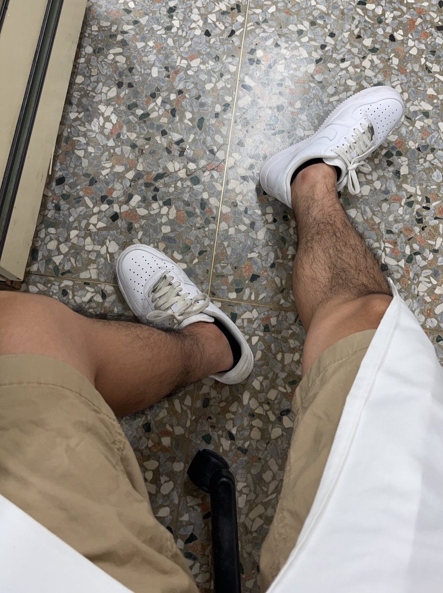 上班無聊隨便拍一下
白Force真的穿不膩欸
雖然久了容易有味道就是了🤭
#腳控 #腿控