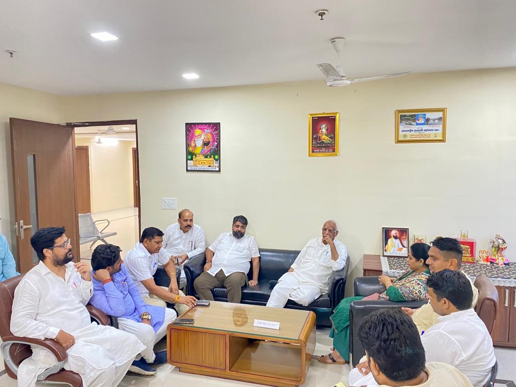 ravibattan1's tweet photo. हरियाणा प्रदेश के नव नियुक्त संगठन महामंत्री श्री फणीन्द्र नाथ शर्मा जी एवम पूर्व संगठन महामंत्री श्री रविन्द्र राजु जी से मिलना हुआ। साथ जिला सर्वजीत विर्क जी व जसविन्द्र सैनी जी।

#9YearsOfSeva
#OPDhankar #ManoharLal #SocialMediaVibhagBJPHaryana #smvbjpkurukshetra https://t.co/wBEAnaDySl