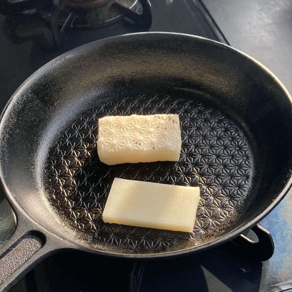 kaito_kiku327's tweet photo. 麻柄の餅と、パンケーキが焼けてしまう南部鉄器フライパンを作っています。 https://t.co/fEvmDWxudv