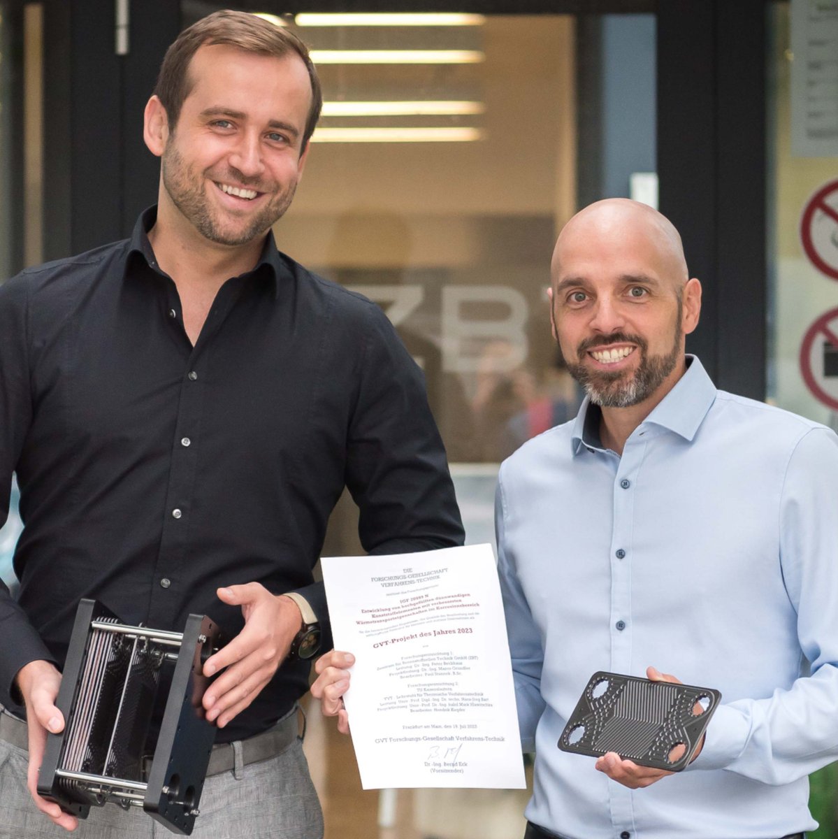 Auszeichnung „GVT-Projekt des Jahres 2023“ für Marco Grundler und Paul Stannek vom #ZBT
Sie haben gemeinsam mit  Forschern der <a href="/rptu_kl_ld/">RPTU</a>  #Wärmeübertragerplatten aus graphitgefülltem #Polymer für korrosive Umgebungen entwickelt.
Herzlichen Glückwunsch!

zbt.de/aktuell/aus-un…