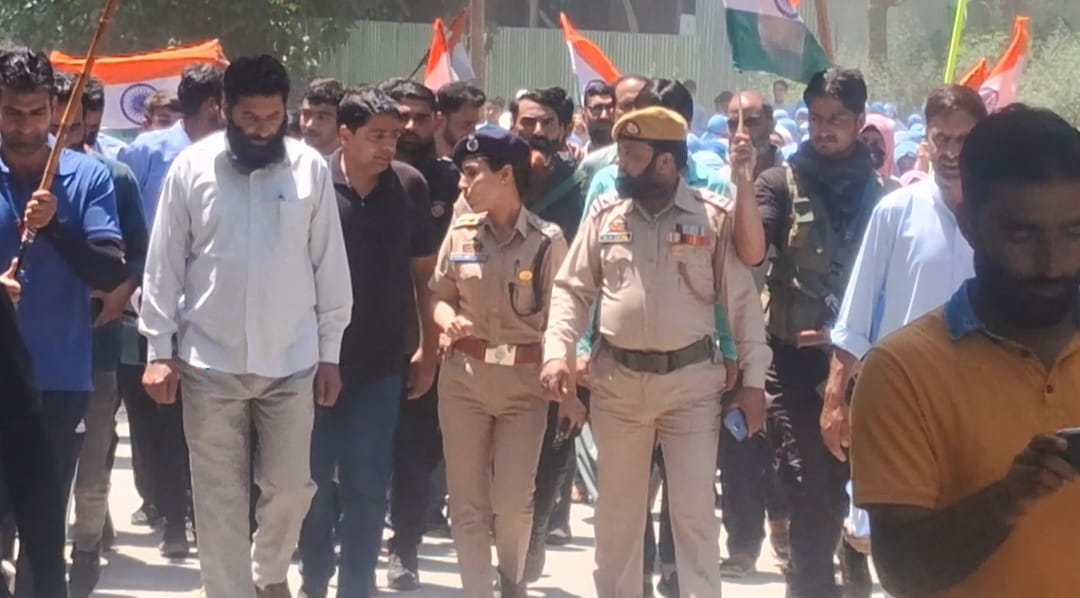 As part of #MeriMaatiMeraDesh campaign by Govt. of India, Handwara Police organised Panch Pran Pledge ceremony in DPL followed by rallies in Qalambad, Vilgam, Magam & Chogal. Students & Civil Society members of the PD also participated. @JmuKmrPolice @KashmirPolice