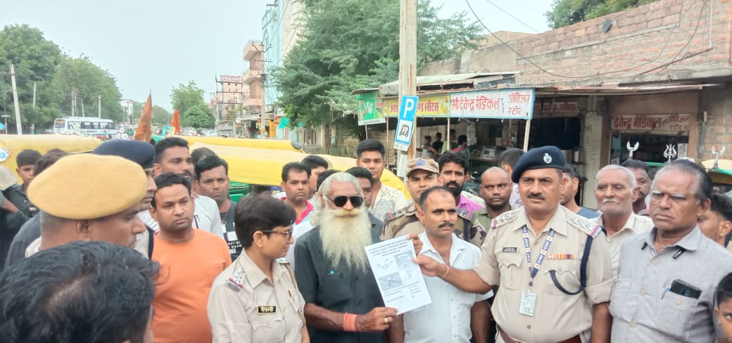 CISFHQrs's tweet photo. #CISF personnel of Jodhpur Airport along with local police carried out a joint awareness drive about airport security at nearby residential areas. Residents were sensitized about use of laser light, drone and kite flying.
#SeeItSayItSecureIt
@HMOIndia @MoCA_GoI @BcasHq https://t.co/xxc1KuRMTN