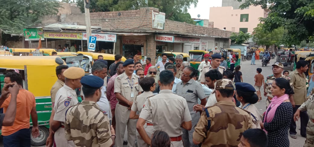 CISFHQrs's tweet photo. #CISF personnel of Jodhpur Airport along with local police carried out a joint awareness drive about airport security at nearby residential areas. Residents were sensitized about use of laser light, drone and kite flying.
#SeeItSayItSecureIt
@HMOIndia @MoCA_GoI @BcasHq https://t.co/xxc1KuRMTN