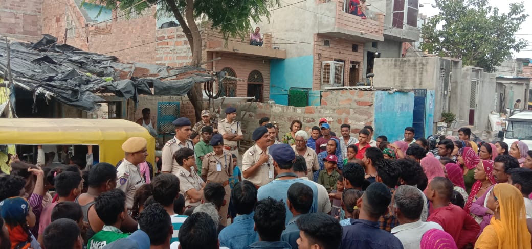 CISFHQrs's tweet photo. #CISF personnel of Jodhpur Airport along with local police carried out a joint awareness drive about airport security at nearby residential areas. Residents were sensitized about use of laser light, drone and kite flying.
#SeeItSayItSecureIt
@HMOIndia @MoCA_GoI @BcasHq https://t.co/xxc1KuRMTN