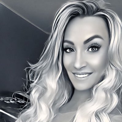 TOHLE JE EVA
1) Eva psala o Ukrajině 🇺🇦 a postovala hromadu videí.
2) Eva měla 12 000 sledujících. 
3) Dezoláti ji nahlásili.
4) <a href="/elonmusk/">Elon Musk</a> jim vyhověl a účet smazal.

Nebuď Xmrd jako Elon, sleduj Evu na novém profilu:
👉x.com/Eva_CZ1?s=20