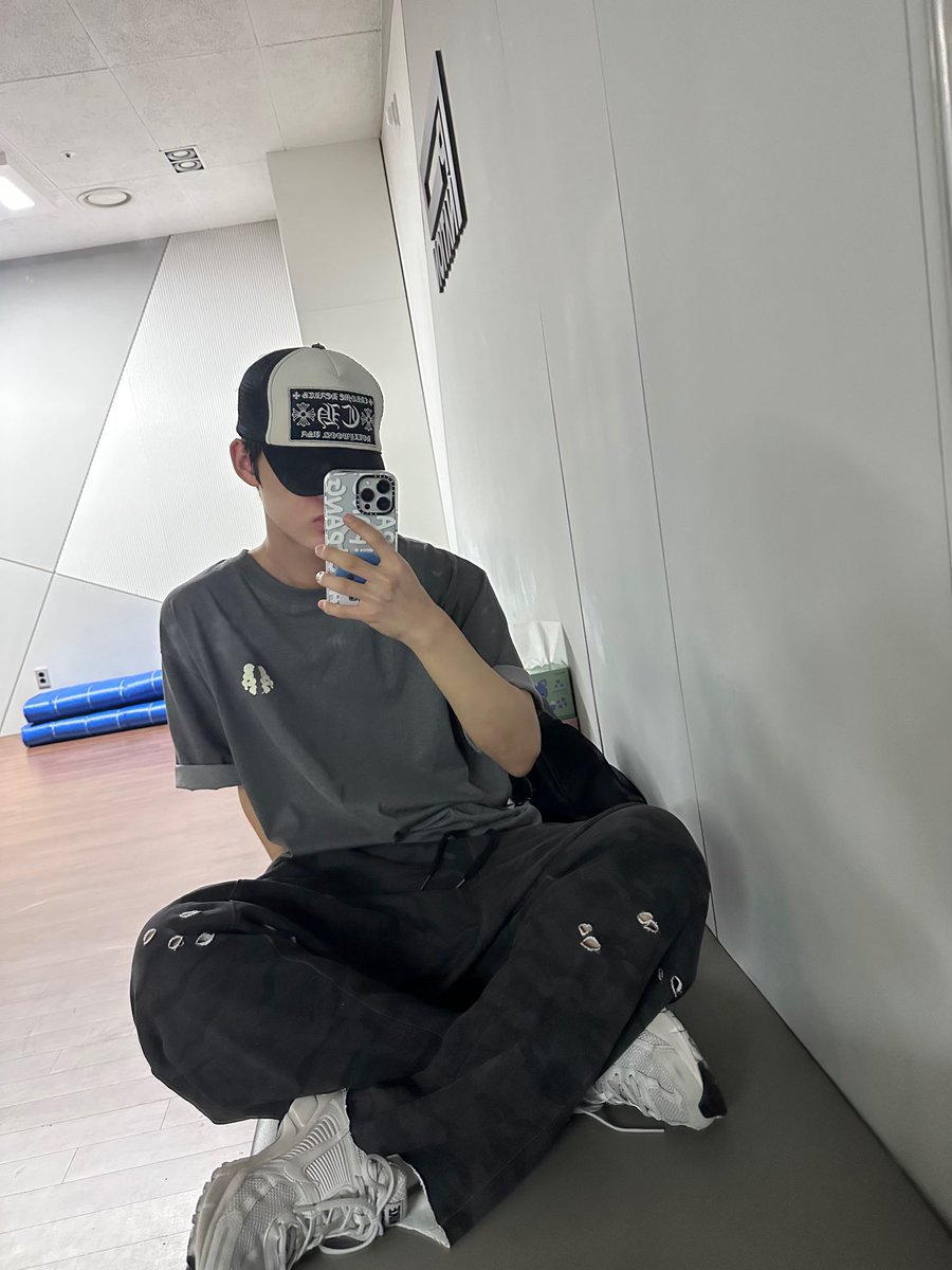 4everhwi's tweet photo. これ、日本のムシンアから買えなくて嘆いてたのにフィさんおら着てますよって呑気にツイートしてて泣いてる（ぺこめこファンより） https://t.co/hykn1rJJqv
