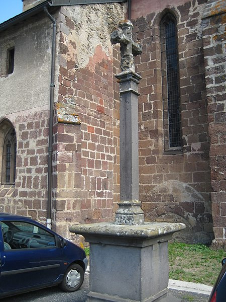 MonumentumFr's tweet photo. Croix près de l'église à #Ardes (#PuyDeDôme) Sur la face antérieure de la croix est un crucifix, sur l'autre une Vierge debout portant l'Enfant. Sous les pieds de la Vierge se tient un ange portant un livre et,...
Suite 👉 https://t.co/jmXfqgg1Ji
#Patrimoine #MonumentHistorique https://t.co/vsGIQN2kI5