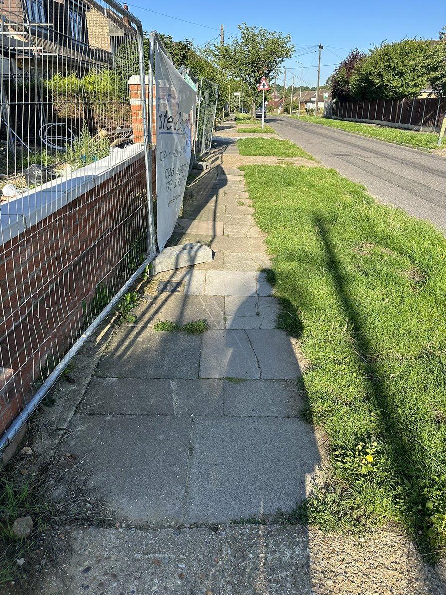 TorDoughty's tweet photo. @CllrGillianFord hi! Is there anyway you can help with getting this pavement sorted by the council? Outside 50 Kings Gardens in Upminster. So dangerous! Hurt my ankle on it this morning walking my daughter to nursery. https://t.co/cN6l4yKKQ0