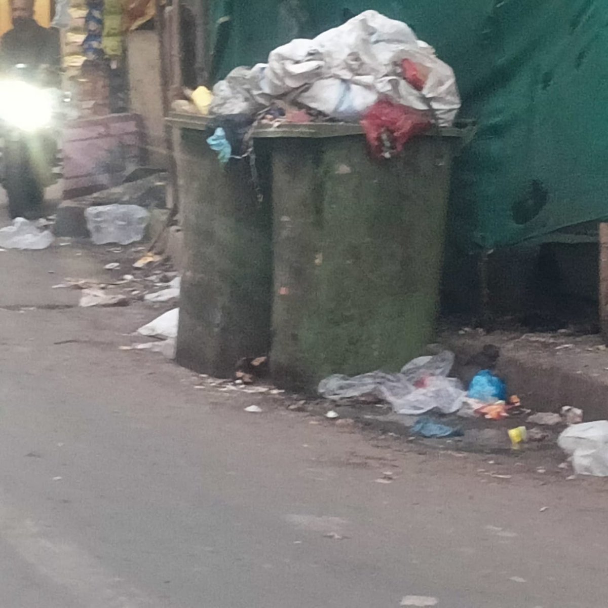Gundechagardens's tweet photo. Does anyone cares? #CMOmaharashtra #eknathshindeformumbai sir
Already #BMC contractors have wrongly constructed footpaths on narrow road without removing encroachments &amp; these dustbins on road have made impossible to vehicle movement. https://t.co/XFkQRWffgq