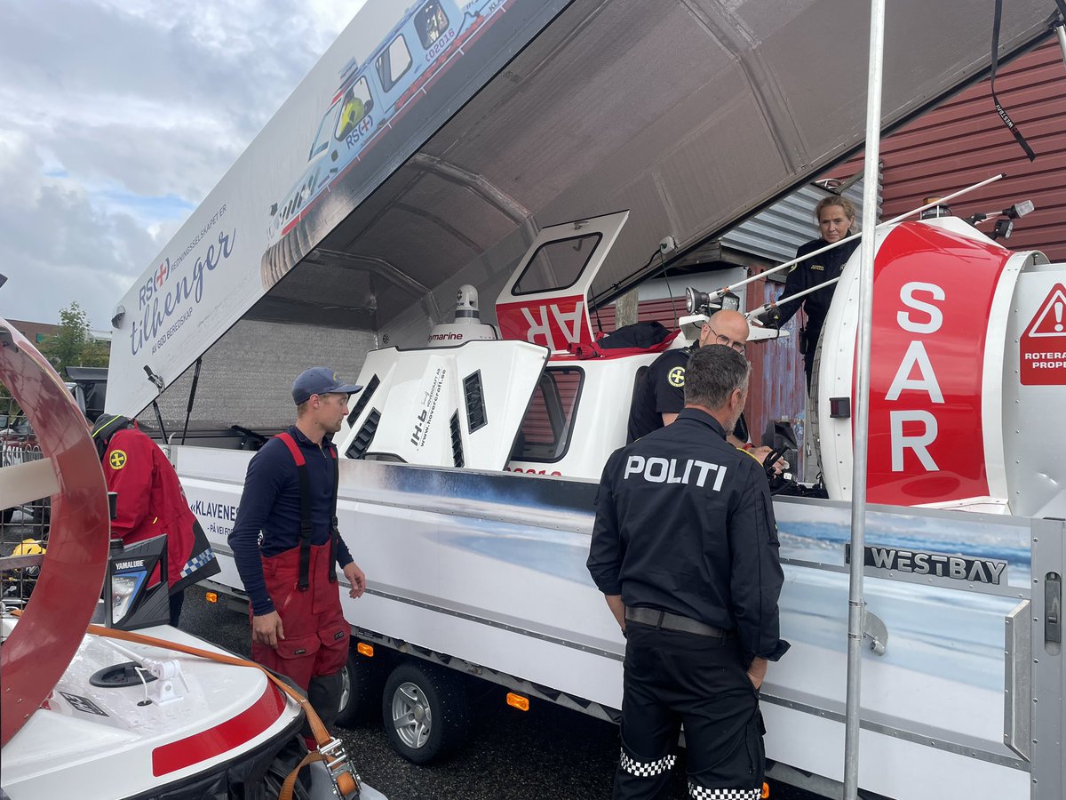 NSSR's tweet image. MMI fortsetter med tilstedeværelse i #Ringerike frem til ca klokken 14 med Rescuerunner og luftputebåtene «Frikken» og «Klaveness Stiftelsen». Deretter flyttes mannskap og utstyr til Lysaker der det holdes beredskap med ca 2 timers varsel. #beredskap #flom #steinsfjorden