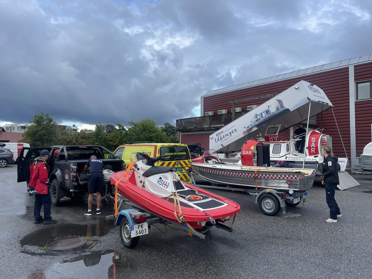 NSSR's tweet image. MMI fortsetter med tilstedeværelse i #Ringerike frem til ca klokken 14 med Rescuerunner og luftputebåtene «Frikken» og «Klaveness Stiftelsen». Deretter flyttes mannskap og utstyr til Lysaker der det holdes beredskap med ca 2 timers varsel. #beredskap #flom #steinsfjorden