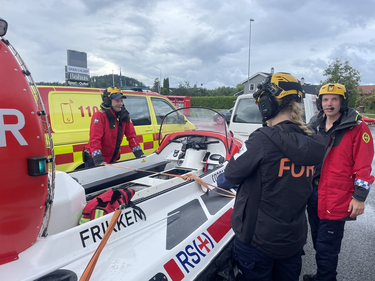 NSSR's tweet image. MMI fortsetter med tilstedeværelse i #Ringerike frem til ca klokken 14 med Rescuerunner og luftputebåtene «Frikken» og «Klaveness Stiftelsen». Deretter flyttes mannskap og utstyr til Lysaker der det holdes beredskap med ca 2 timers varsel. #beredskap #flom #steinsfjorden