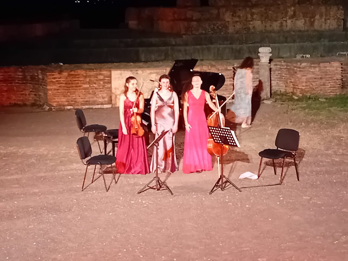 AustriainGreece's tweet photo. July 24 was marked by a powerful collaborative chamber music concert with violinist Arieta Liatsi, winner of Fondation Kaloy #youth competition "Ακούμε τους Νέους”,Maria-Elli Petridou & Angeliki Yiannopoulou.
#FondationKaloy #DIAZOMAassociation #Messini #AGMS2023 @AustriainGreece https://t.co/8F6CI0YaSA