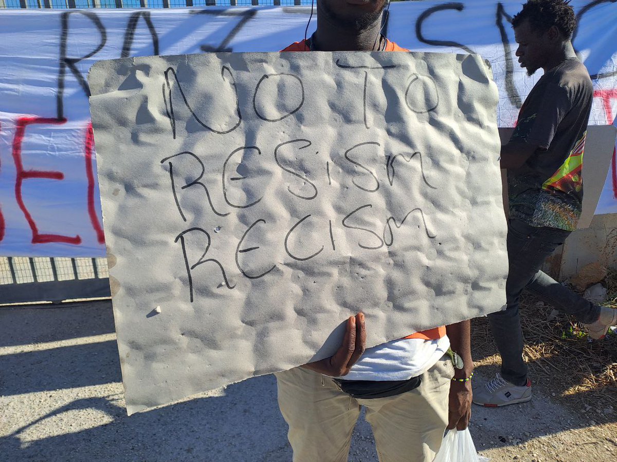 Il presidio al #CARA di Borgo Mezzanone continua, i lavoratori delle campagne chiedono che il prefetto di #Foggia venga ad incontrarli subito! Case e documenti per tutt*!!! #razzismo #sfruttamento #PNNR