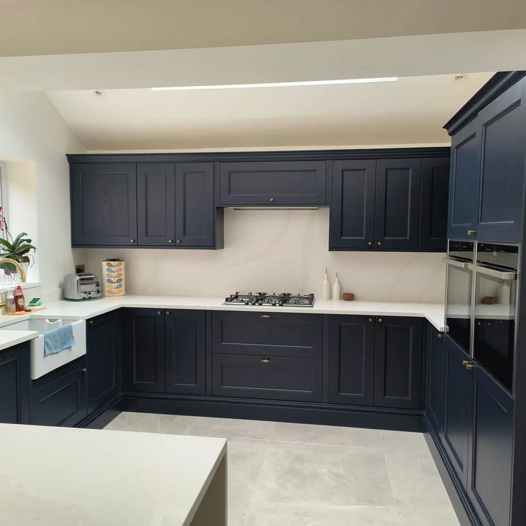 PurpleGranite_'s tweet image. This kitchen in midnight blue coupled with our Calacatta gold quartz worktops is a match made in kitchen heaven🤩

#kitchendesign #kitchensofinsta #kitchenideas #kitchengoals #kitchenmakeover #kitchendesigner #modernkitchen #kitchenrenovation #quartz #quartzworktops #calacatta