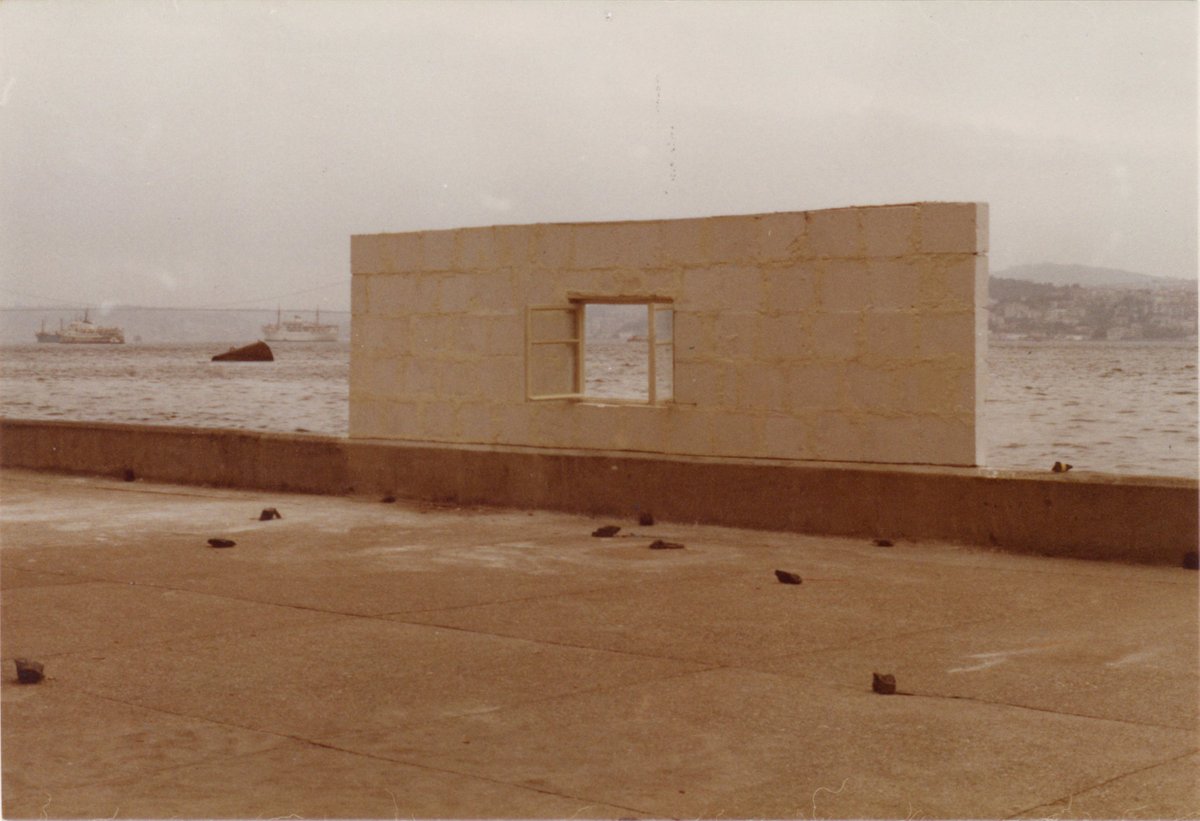 Gürel Yontan, 1981’de “3. Yeni Eğilimler” sergisi kapsamında İstanbul Devlet Güzel Sanatlar Akademisi’nin boğaza bakan rıhtımına çerçevesi briketlerden örülmüş bir pencere yerleştirir. +