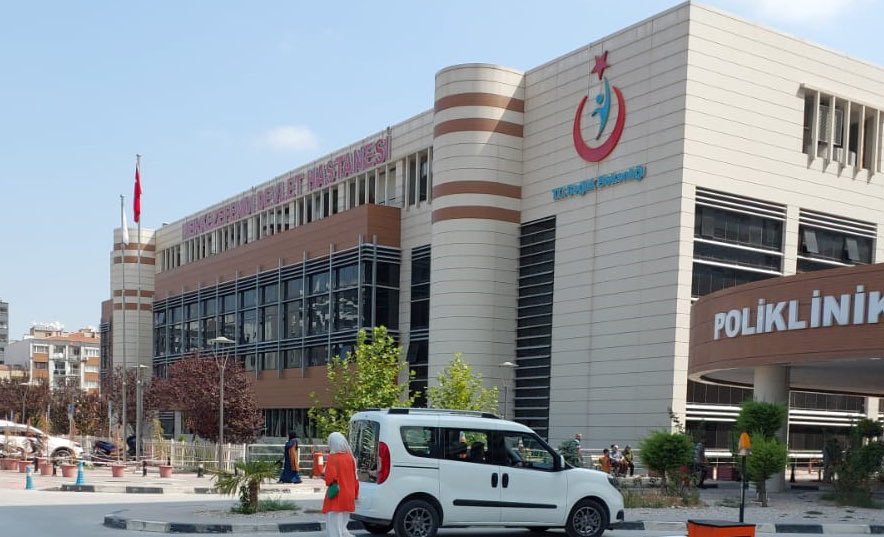 sevincozarslan's tweet photo. SKANDAL kelimesi ifade etmeye yetmez!

Altı bezlenen Mustafa Türk (86) biraz önce Manisa Merkezefendi Devlet Hastanesinden taburcu edildi.

Ambulansla Menemen R Tipi’ne götürülüyor.Ambulansla @bulent_arinc

Yazıklar olsun böyle adalete @adalet_bakanlik

https://t.co/VZG1XRABBs https://t.co/0xEKkGz39b