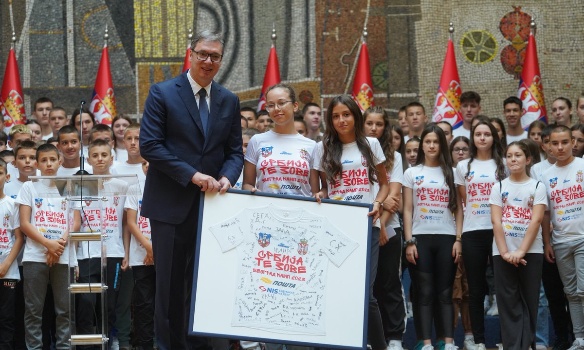 Председник Александар <a href="/avucic/">Александар Вучић</a> #Vucic примио је младе спортисте са КиМ, из Републике Српске и дијаспоре у "Палати Србија", и поручио им да сањају велике снове јер само тако могу да остваре велике ствари, и додао да се марљивост и пожртвованост увек исплате. sns.org.rs/novosti/vesti/…