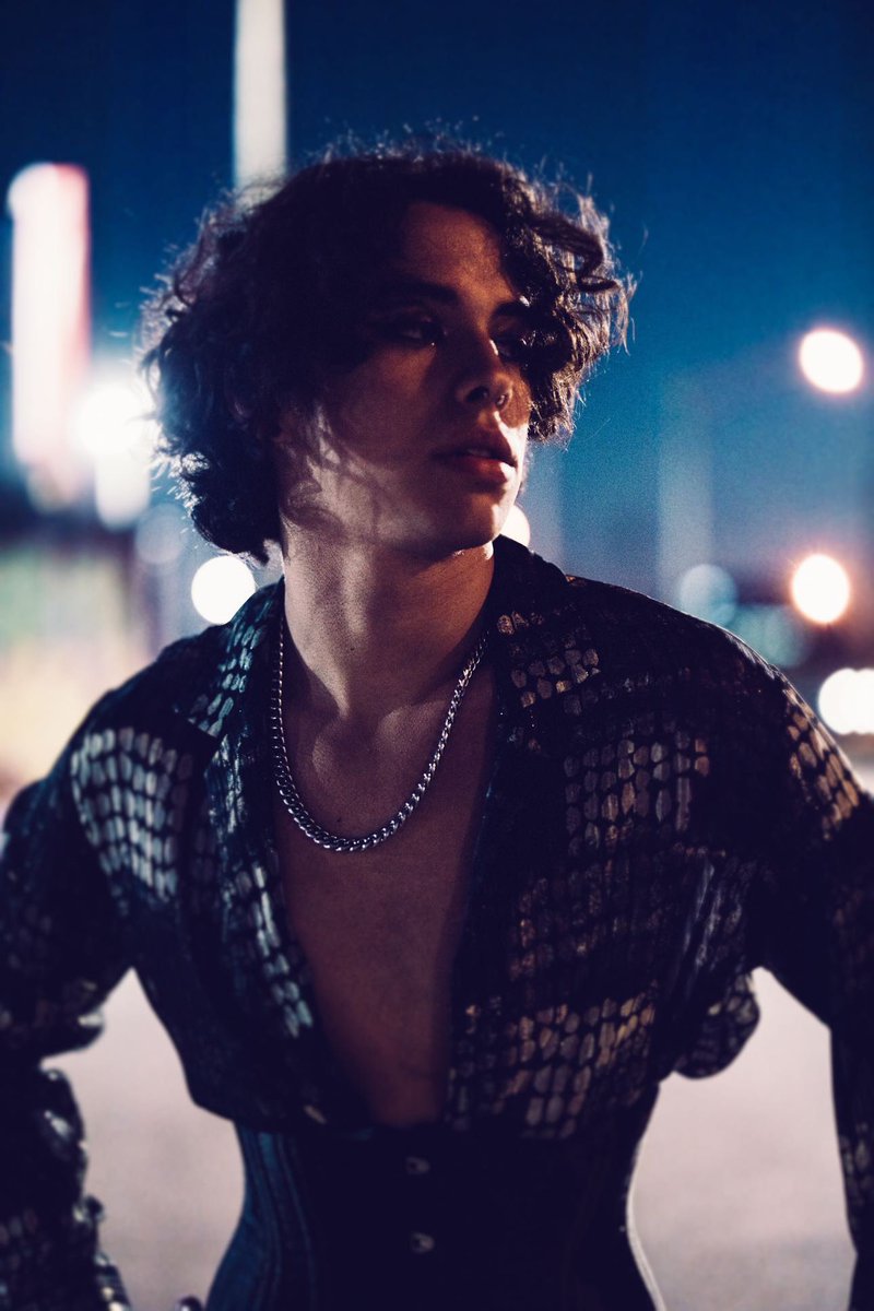 I can’t stop listening to #1989TaylorsVersion  help ps loving #royalehigh or #royalehighcampus3  wish they had more corsets