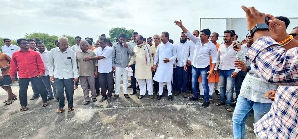 ChandrakantNP5's tweet image. अन्यायाला वाचा फोडण्यासाठी मैदानात उतरावेच लागते. मुळात माझा तसा स्वभावच असून जिथे अन्याय होईल तिथे सर्वसामान्य जनतेसाठी यापुढे देखील मैदानात उतरतच राहील.

नाडगाव ता. बोदवड येथील रेल्वे गेट 1/5
@mieknathshinde @Dev_Fadnavis @AjitPawarSpeaks #Flyover #उड्डाणपूल #RailwayFlyover