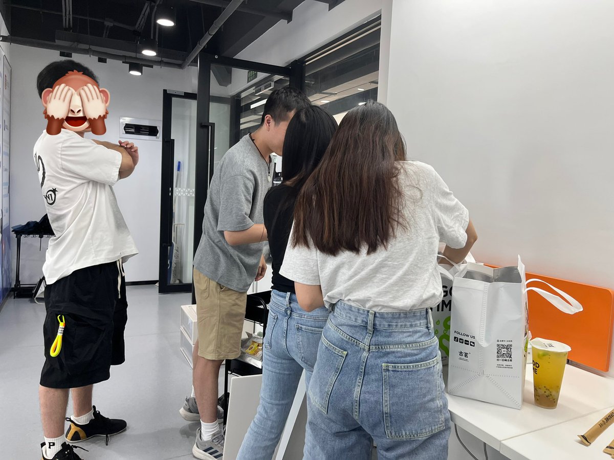 DaoMasutaa's tweet photo. 实习生哄抢画面
疯狂星期四喝个够了🤣 https://t.co/otS8Mx0Tzh