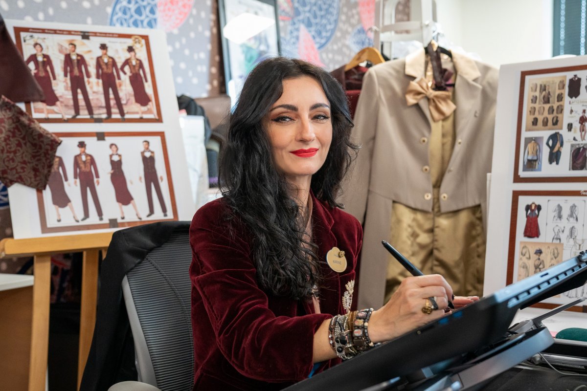 DLPNews's tweet photo. .@DisneylandParis dévoile les costumes des #CastMembers du Disneyland Hotel! Découvrez les secrets de création avec Karine, fashion designer. #Funfact : l’entreprise lyonnaise Dutel, spécialisée dans le tissage du jacquard, a participé à leur confection👉https://t.co/XwF0d1e1gb https://t.co/UKl2c15TIi