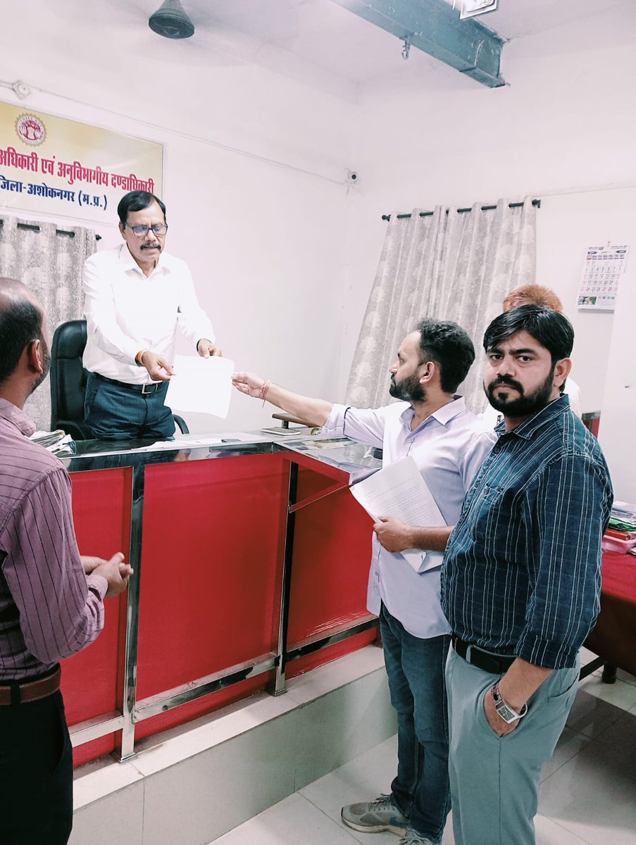 pathAkAMaN11's tweet photo. कल दिनांक 09/08/2023 को व्यापम  घोटाला एवं पुलिस की सीटें बिकने पर हमारे चहीते व प्यारे बड़े भैया @GTripathiAskn द्वारा एक सुंदर नाट्य किया गया अशोकनगर mp में व्यापम के विरुद्ध। और उन्होंने जाके ज्ञापन सौंपा। @digvijaya_28 @RYBS91 https://t.co/R2poFGJw2z