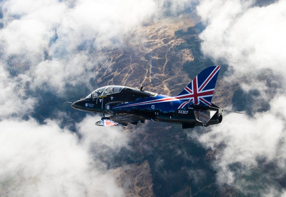 VeteransFdn's tweet photo. What an incredible shot of the RAF display Hawk during their 2009 air show! #AirForce #RAFDisplay #HawkDisplay 🔥
Source: MoD © Crown copyright https://t.co/MtlnzJqmHs