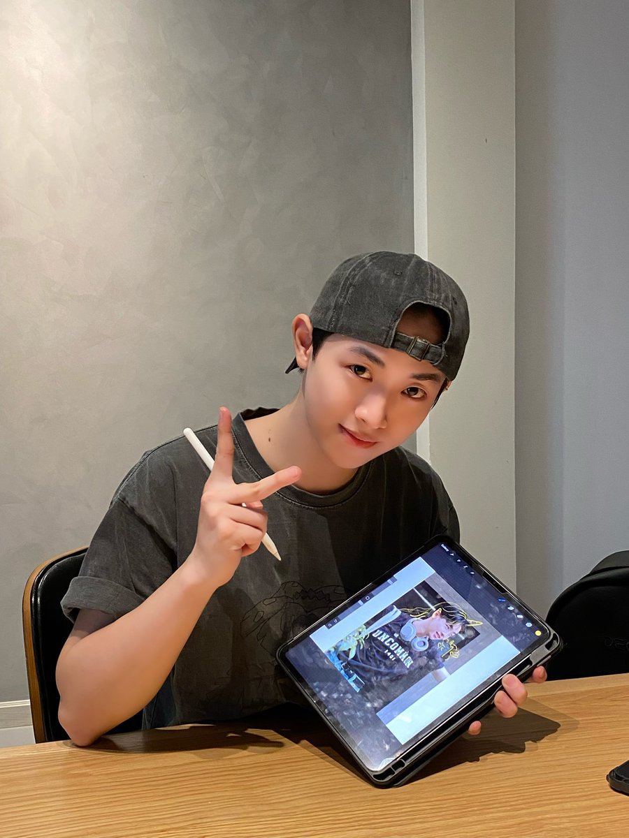 _CONG_twt's tweet photo. if someone asks me to sketch the sky, i will immediately draw Unicong 🦄 because you’re my entire sky😘kkkkk
#CONGB #콩비 #mustation https://t.co/wTxyFHZCes
