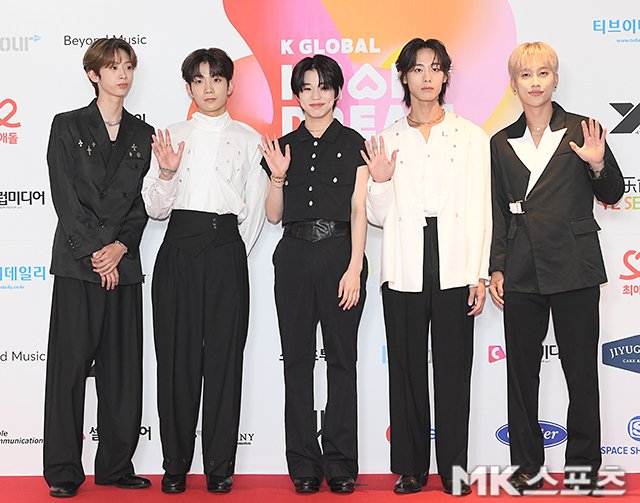 F3KJ09ibkAA-t0C?format=jpg&name=small