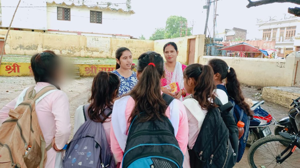 balrampurpolice's tweet photo. #Balrampurpolice 
#SPBalrampur के निर्देशन में जनपद के समस्त थानों पर गठित  #एण्टी_रोमियो_टीम द्वारा #MissionShakti चतुर्थ चरण अभियान के क्रम में  सार्वजनिक स्थानों/ बाजार/ग्रामीण क्षेत्र आदि जगहों पर महिलाओं/बालिकाओं आदि को जागरुक किया गया। https://t.co/Kn5UOJPkvv