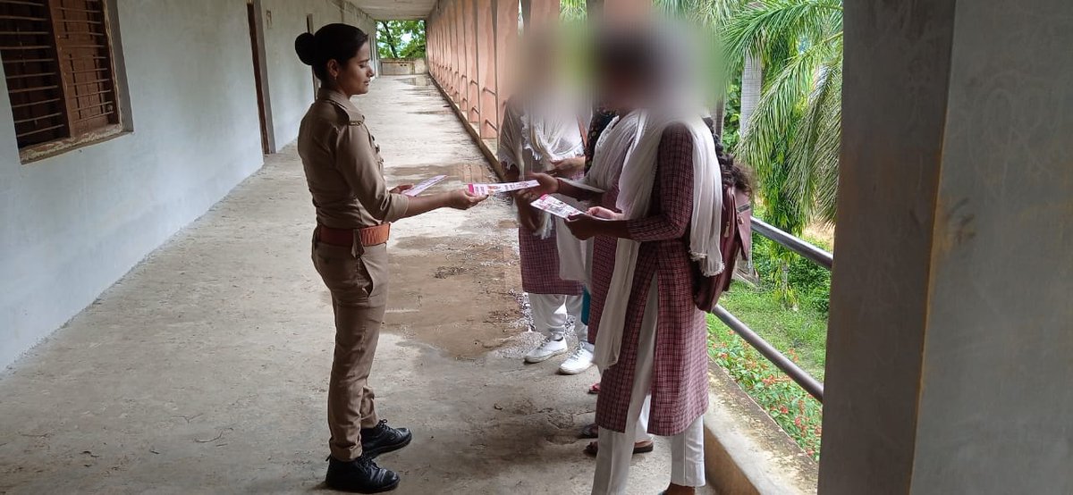 balrampurpolice's tweet photo. #Balrampurpolice 
#SPBalrampur के निर्देशन में जनपद के समस्त थानों पर गठित  #एण्टी_रोमियो_टीम द्वारा #MissionShakti चतुर्थ चरण अभियान के क्रम में  सार्वजनिक स्थानों/ बाजार/ग्रामीण क्षेत्र आदि जगहों पर महिलाओं/बालिकाओं आदि को जागरुक किया गया। https://t.co/Kn5UOJPkvv