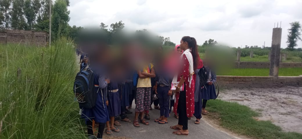 balrampurpolice's tweet photo. #Balrampurpolice 
#SPBalrampur के निर्देशन में जनपद के समस्त थानों पर गठित  #एण्टी_रोमियो_टीम द्वारा #MissionShakti चतुर्थ चरण अभियान के क्रम में  सार्वजनिक स्थानों/ बाजार/ग्रामीण क्षेत्र आदि जगहों पर महिलाओं/बालिकाओं आदि को जागरुक किया गया। https://t.co/Kn5UOJPkvv