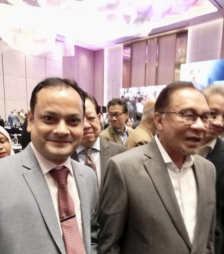 rahulmishr_'s tweet photo. Absolutely honoured to have met Dato Seri Anwar Ibrahim, the honourable Prime Minister of Malaysia @anwaribrahim at the #36APR Thank you Dato Seri for your insightful ideas, your humbleness never ceases to inspire. Thanks to @ISIS_MY Prof @Professor_Faiz for the kind invite. https://t.co/WC7CUlYcJe