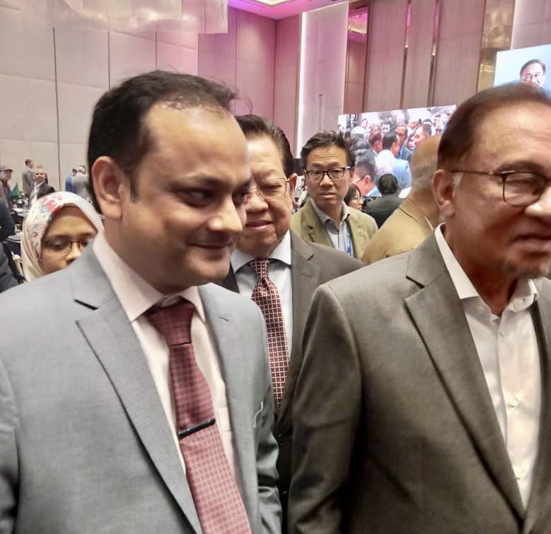 rahulmishr_'s tweet photo. Absolutely honoured to have met Dato Seri Anwar Ibrahim, the honourable Prime Minister of Malaysia @anwaribrahim at the #36APR Thank you Dato Seri for your insightful ideas, your humbleness never ceases to inspire. Thanks to @ISIS_MY Prof @Professor_Faiz for the kind invite. https://t.co/WC7CUlYcJe