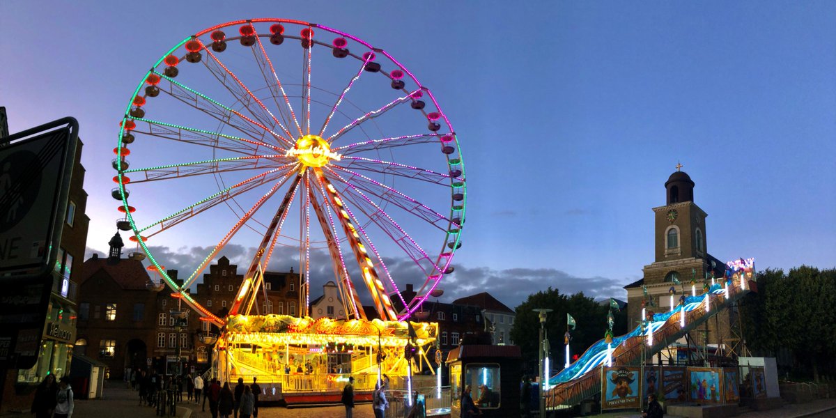 Wenn es Abend wird auf den #HusumerHafentagen... Noch bis Sonntag, 13. August 2023, geht es rund in #Husum / #Nordsee. Mehr zum Programm unter husum-tourismus.de/Vor-Ort/Verans…