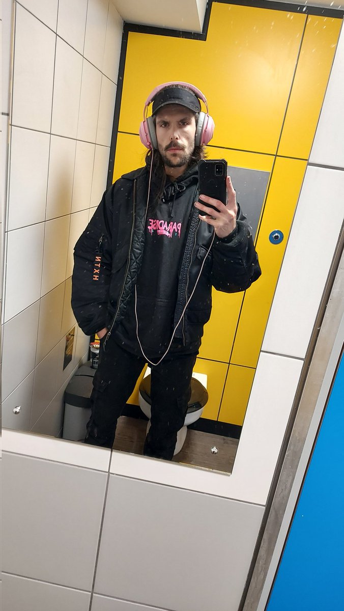 PunkBootMaster's tweet image. Always head to toe in clothes I didn't pay for 🤑

Also, what sort of creature puts a full length mirror in front of a toilet?